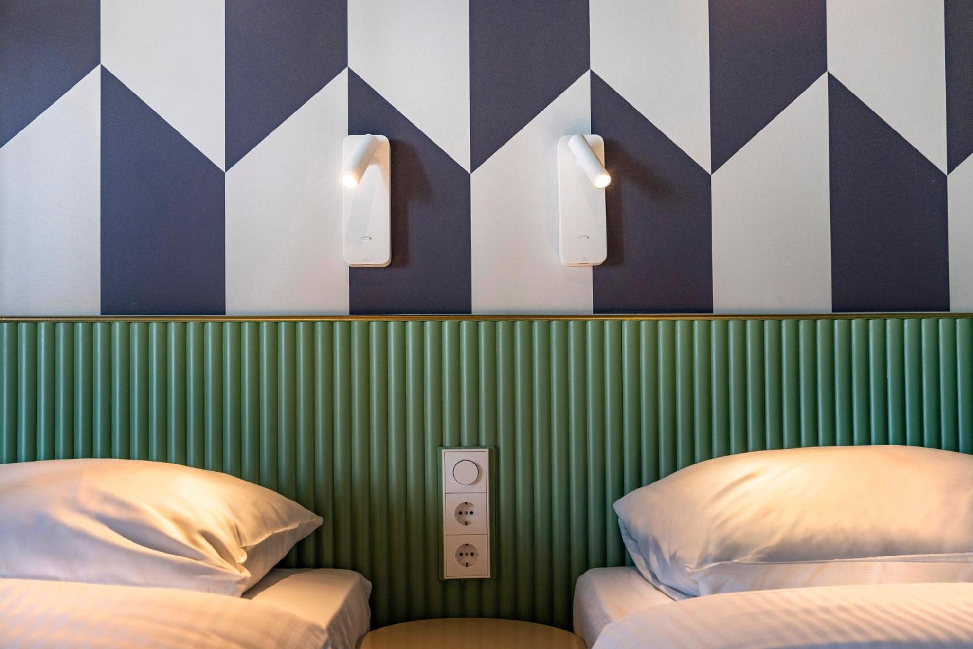 Tourist Inn Hotel Amszterdam Kültér fotó